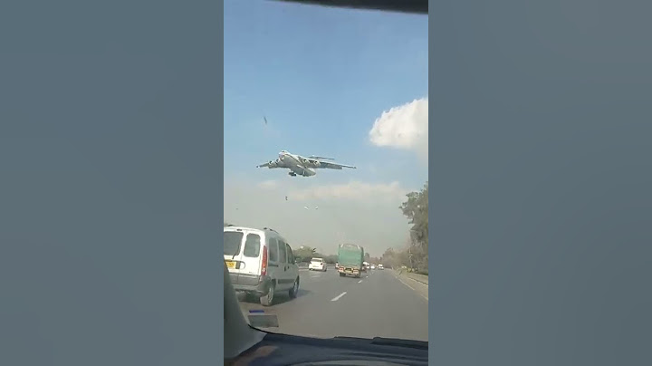 نزول طائرة في مطار بوفاريك