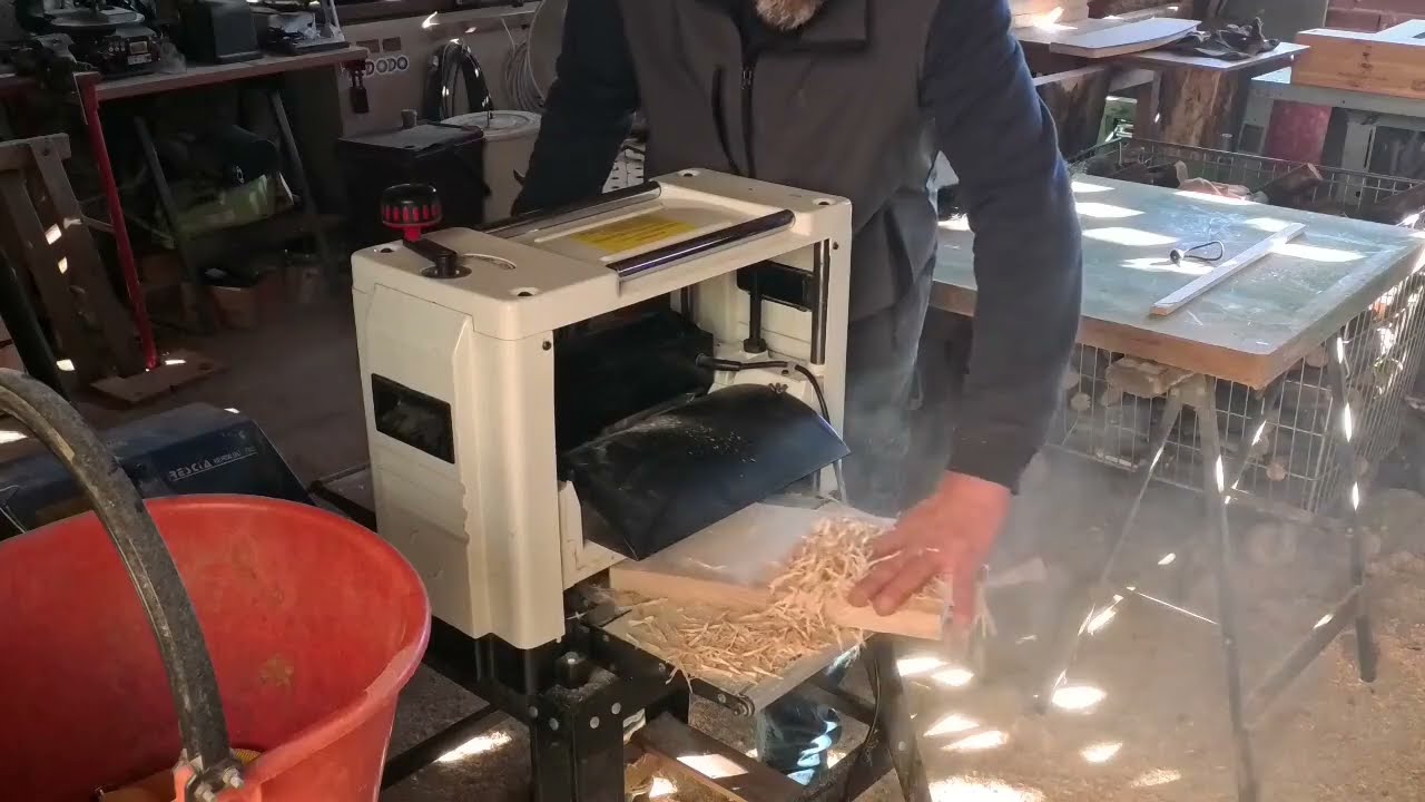 intervento di manutenzione della mia pialla spessore Vevor, devo affilare i coltelli...
