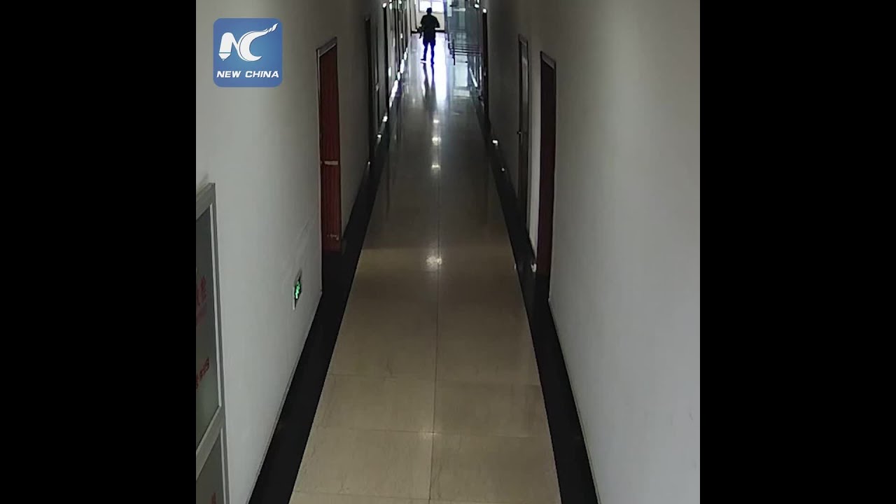 tv kanalları Firefighter slips and falls down, quickly picks himself up