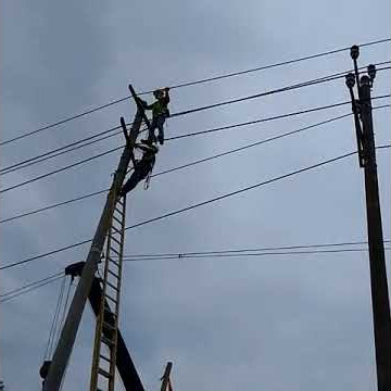 Aksi ekstrim pekerjaan PLN