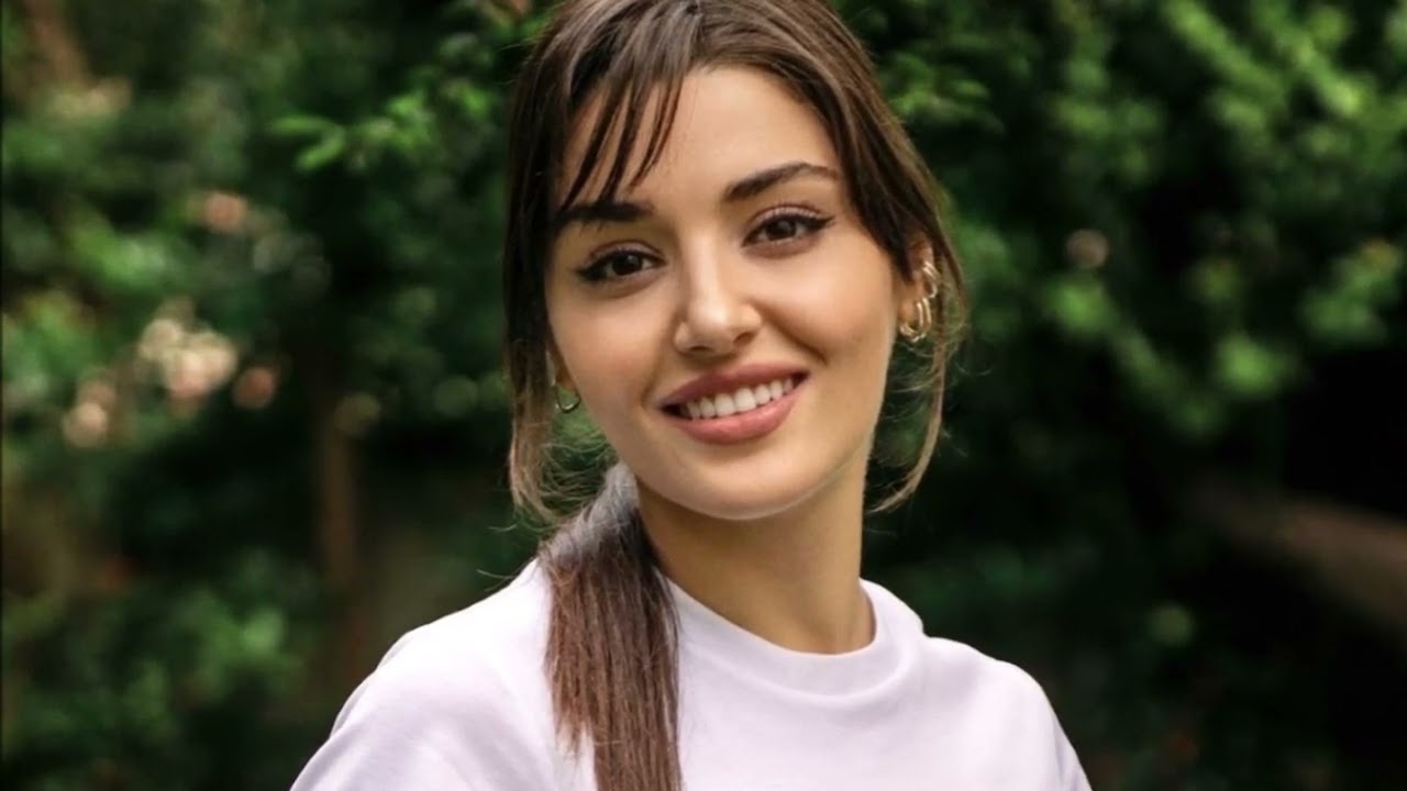 La exnovia de Kerem Bürsin, Serenay Sarıkaya, ha reaccionado a Hande Erçel!