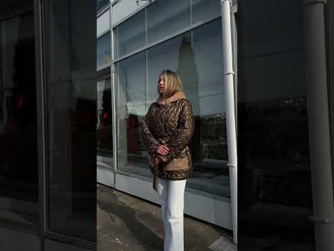 Жіноча якісна демісезонна пряма брендова  куртка з капюшоном, видео 1