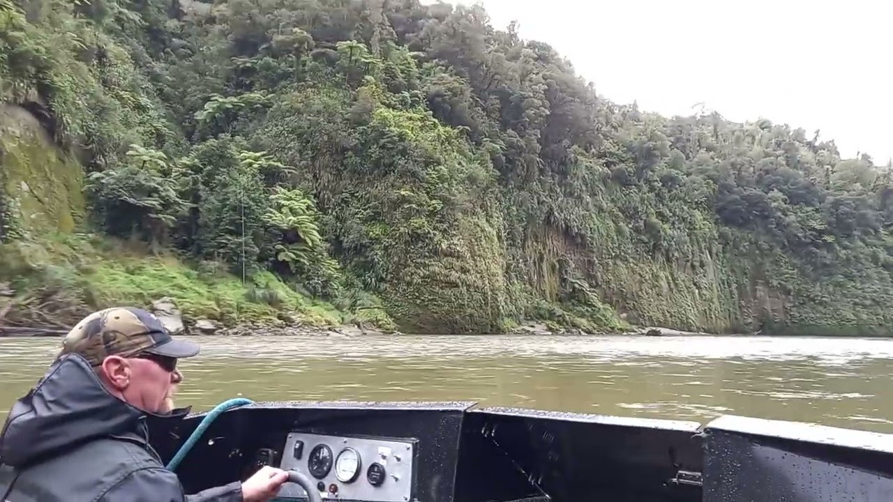 Whanganui River Adventure heading toward Pipiriki