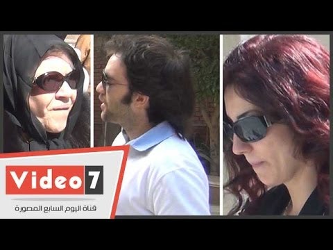 بالفيديو غادة رجب ووفاء عامر وشويكار وشريف رمزى فى جنازة والدة ميرفت أمين