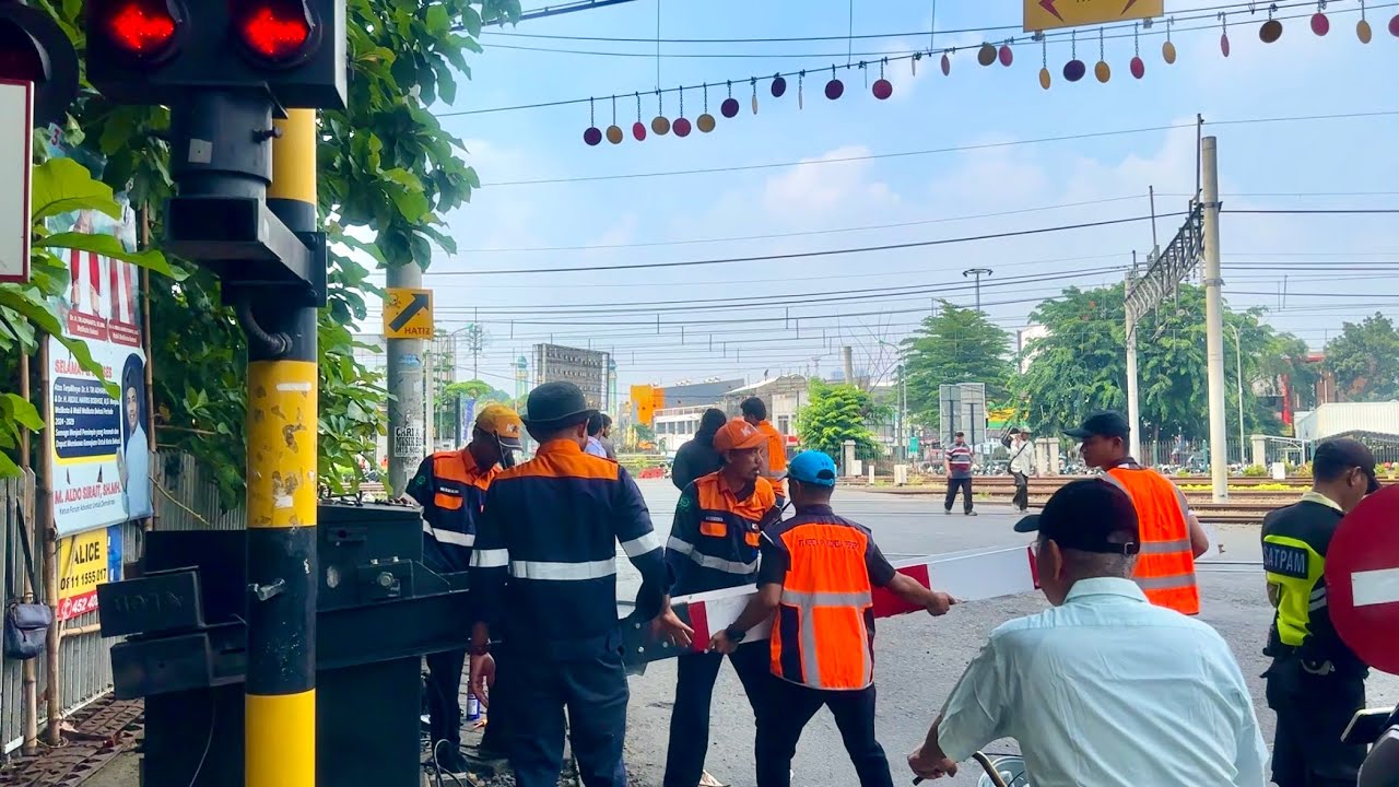 SETELAH DITABRAK!, Proses Perbaikan Palang Pintu Perlintasan KA Stasiun Bekasi, Jawa Barat