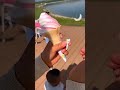 母親は子供に小さなアイスクリームをあげた！🍦👦