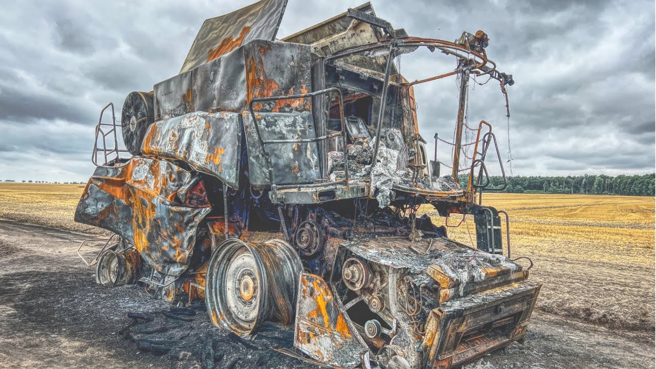 New Holland Mähdrescher ausgebrannt am Feld