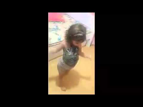 MC Tati Zaqui - Parara Tibum  - Menina pequena dançando kk