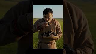 ПАРЕНЬ ПРОБУЕТ УГОЛЬНЫЙ ХЛЕБ #уголь #прикол #viral #trending #trendingshorts #фейк #хлеб