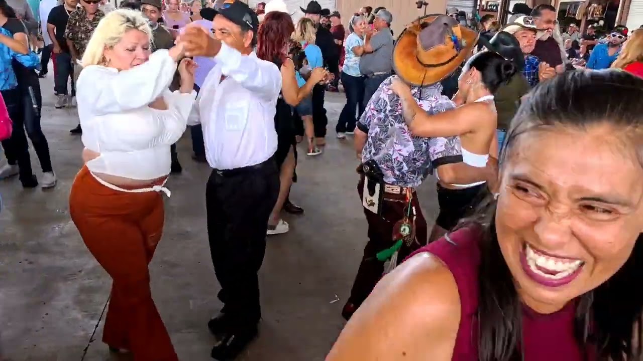 Bailando Cumbia En La Pulga De Álamo Tx
