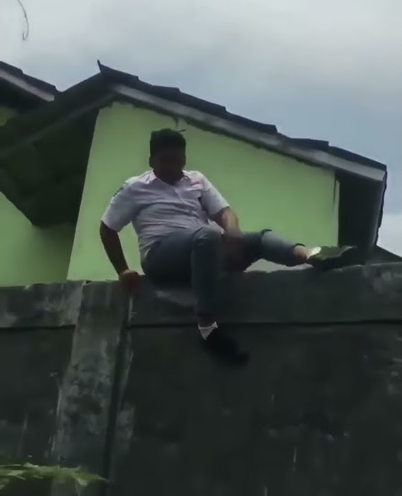 Siswa Bolos Sekolah Lompat Pagar Lucu