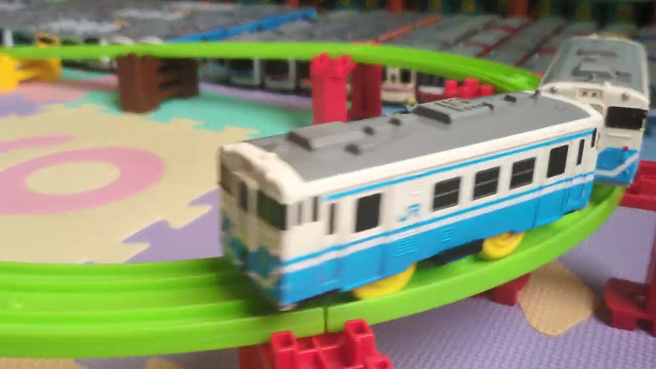 完成したレイアウトにプラレール車両を5台走行させて見た。