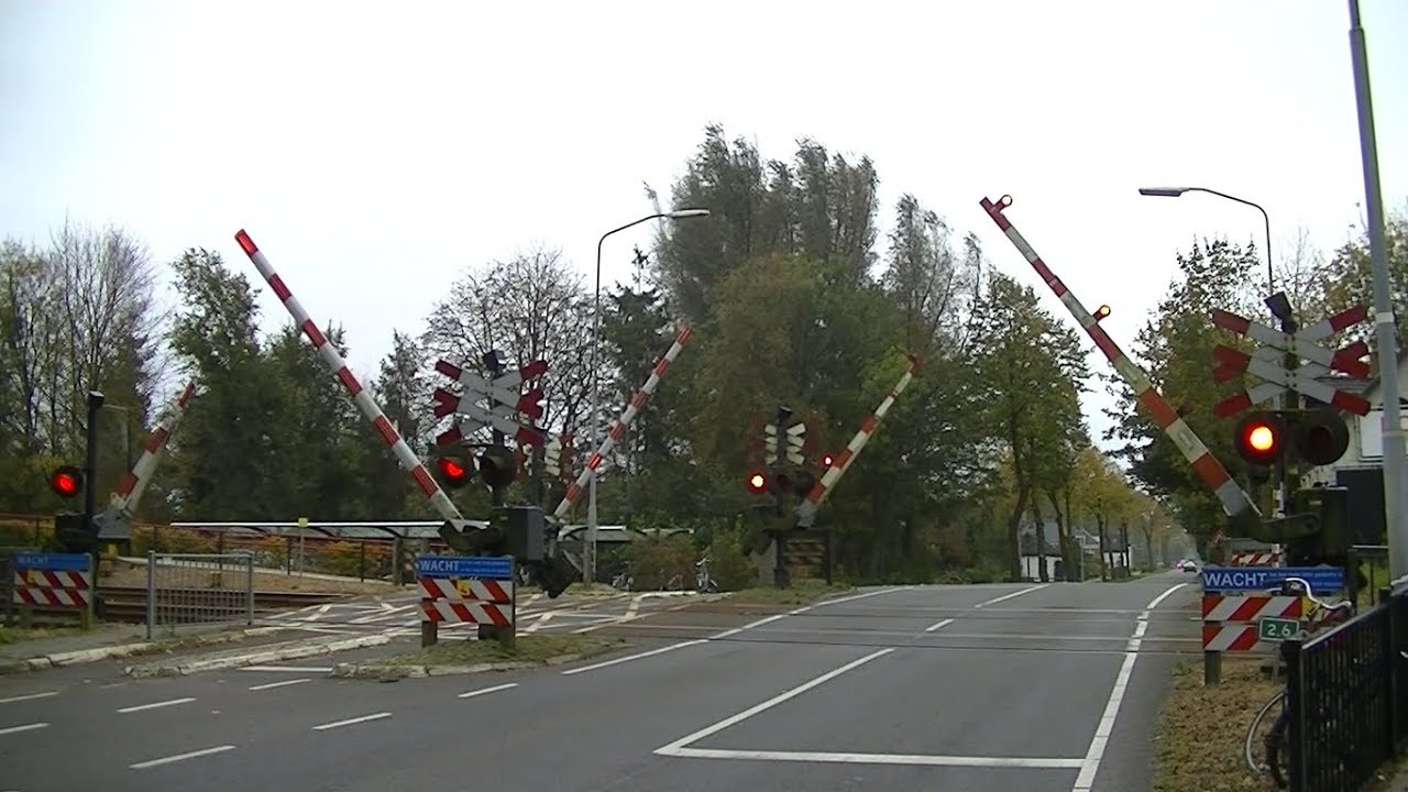 Spoorwegovergang Kropswolde // Dutch railroad crossing