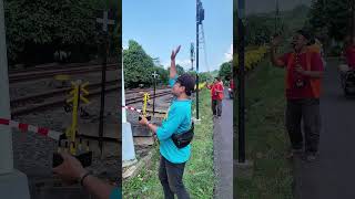 Mainan Palang Pintu Panjang Berangkatkan Kereta Api Aslinya #palangpintukeretaapi