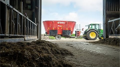 ZOMERTOUR - RMH voermengwagen bij Mts Sterkenburgh in Schraard