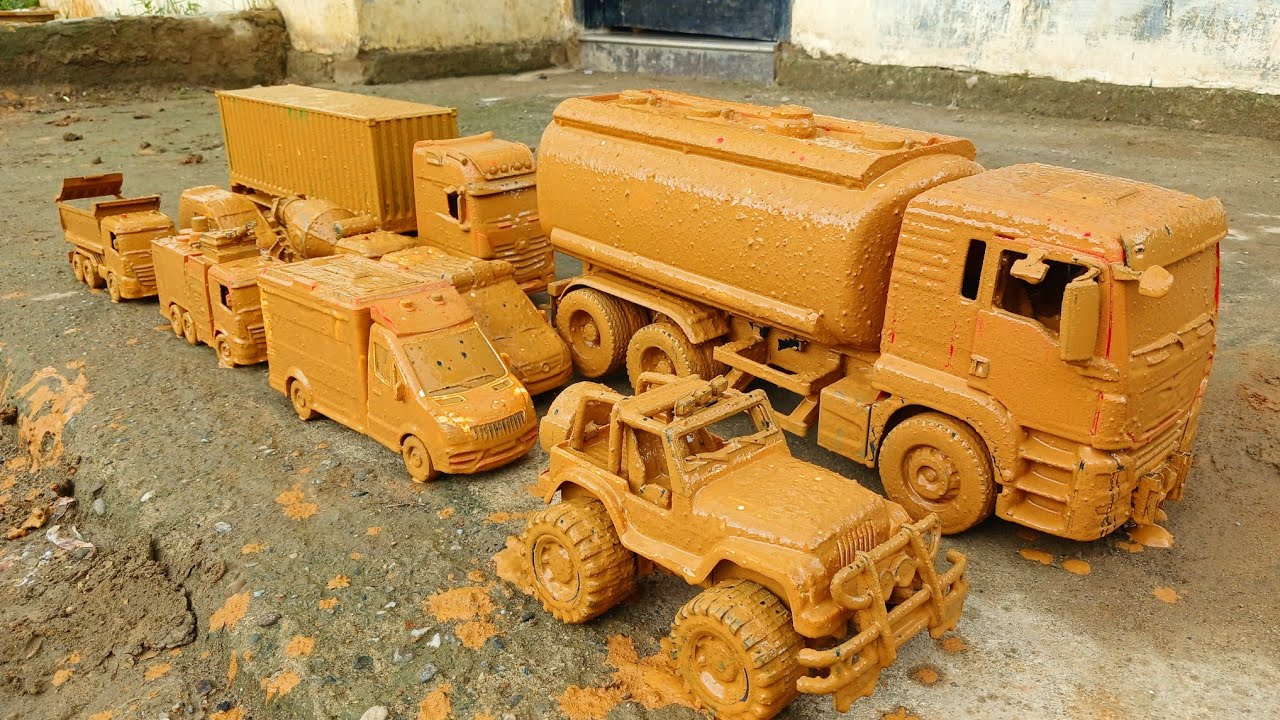 Temukan & Membersihkan Mainan Berlumpur, Truk Tanki Besar, Truk Kontainer, Ambulance, Mobil Polisi