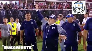 Diego Maradona ingresando a la cancha de Huracán