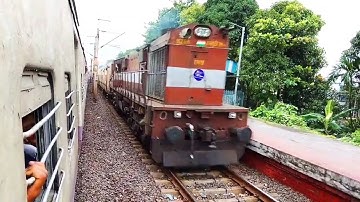 BALURGHAT KOLKATA EXPRESS CROSSING SEALDAH DANKUNI LOCAL IN RAJCHANDRAPUR STATION