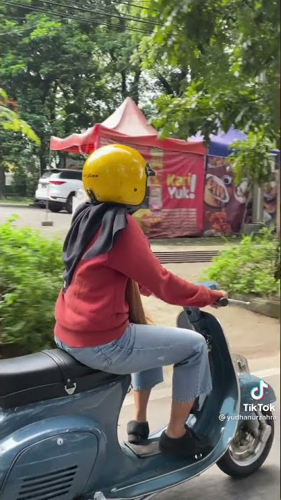 gokil abis cewek cantik naik vespa