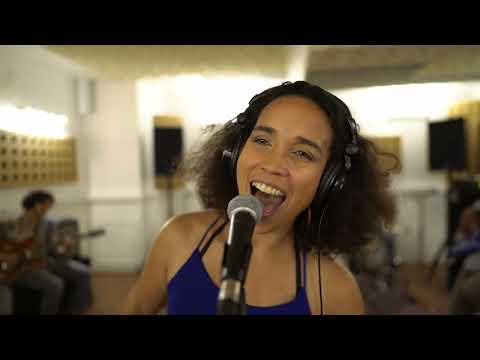 Alvina Jöz -  Single "Nager dans tes bras" (officiel video music session)