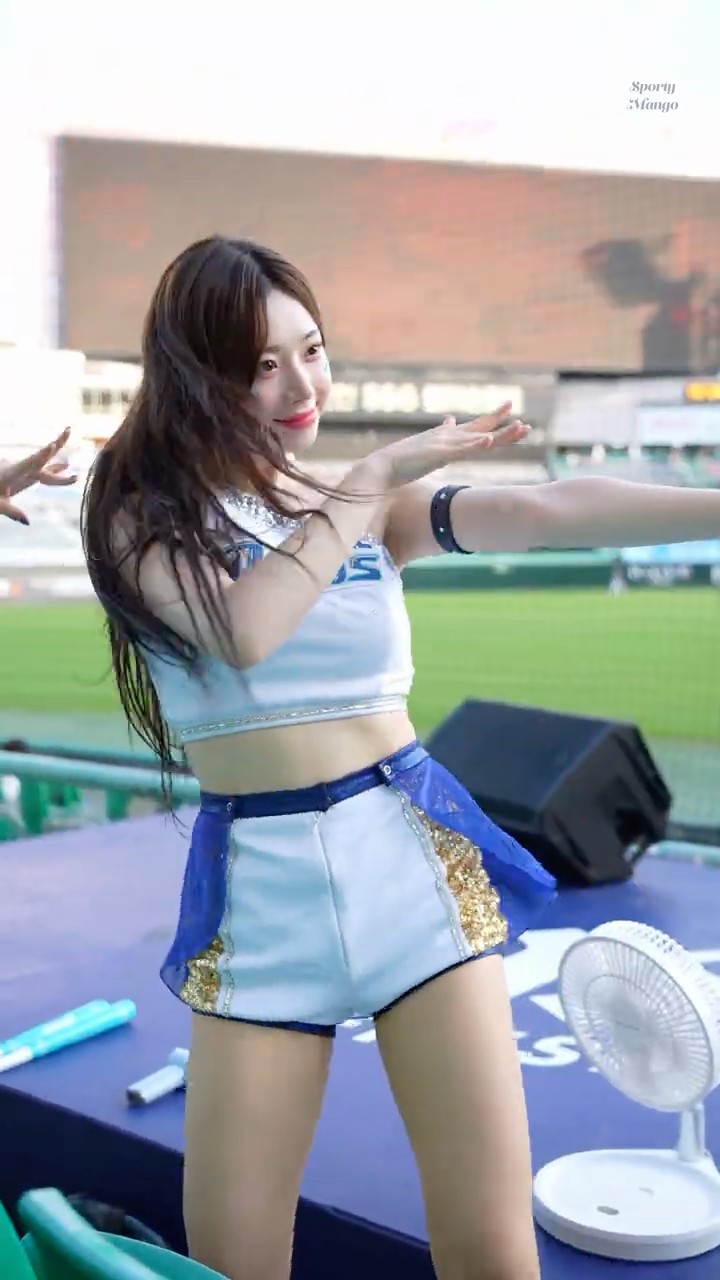 Melody & cheerleader Kim Na-yeon's teasing expressions are so cheeky