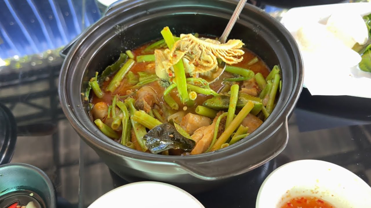 សម្លម្ជូរគ្រាក់ពោះគោអ្នក​ខេត្តព្រៃវែង / Team Yeak Lov Restaurant in Prey Veng Province,Cambodia 