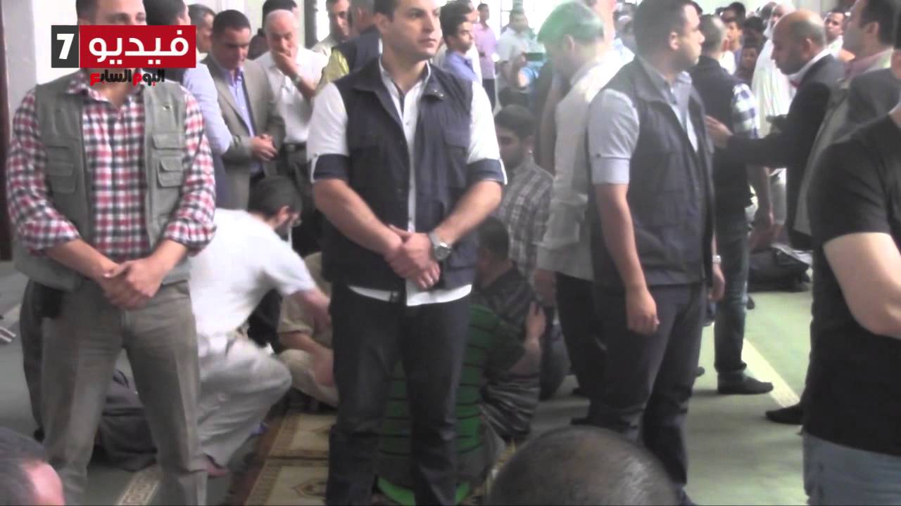 الحرس الجمهورى يمنع المصلين من التحدث لـ«مرسى»