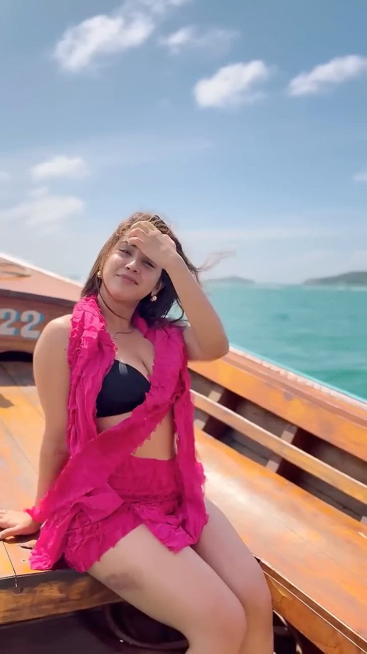 Can’t handle the heat? Roshni Walia in Fomo by Jordan Sandhu is bringing the flames ? #shorts