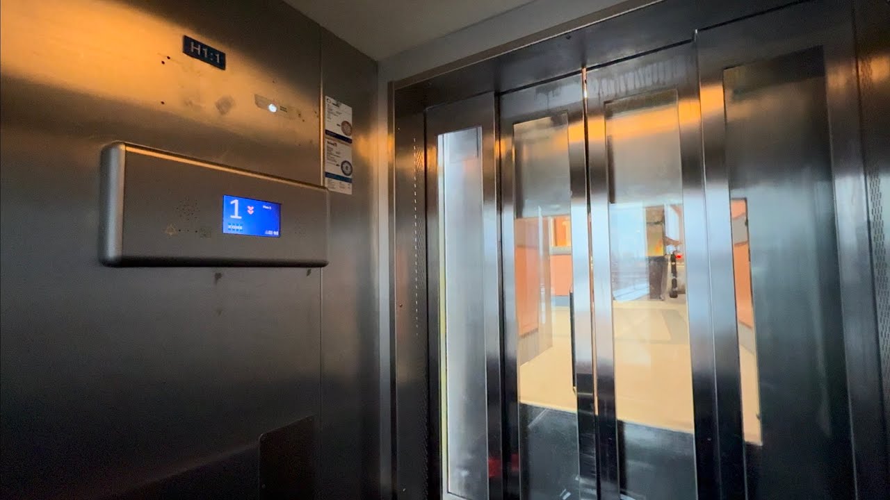 1987 DEVE (mod.) Hydraulic Elevator @ Stockholm Centralstation, Stockholm, Sweden.