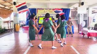 การแสดง gang show เพลงใต้ร่มธงไทย (โครงการลูกเสือจิตอาสาพระราชทาน ณ โรงเรียนบ้านดงเสือเหลือง)
