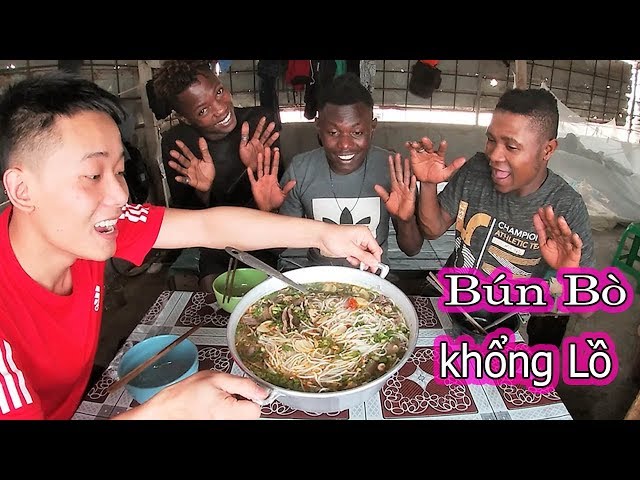 Quanglinhvlogs || Phản Ứng Của Người Dân Châu Phi Khi Được Ăn Tô Bún Bò Khổng Lồ Của VN...CÁI KẾT