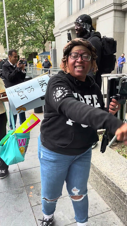 🤣MTA Lady Crashes Out on Britney Spears Fans, Almost Arrested by NYPD – OOTAONGO Exclusive Clip