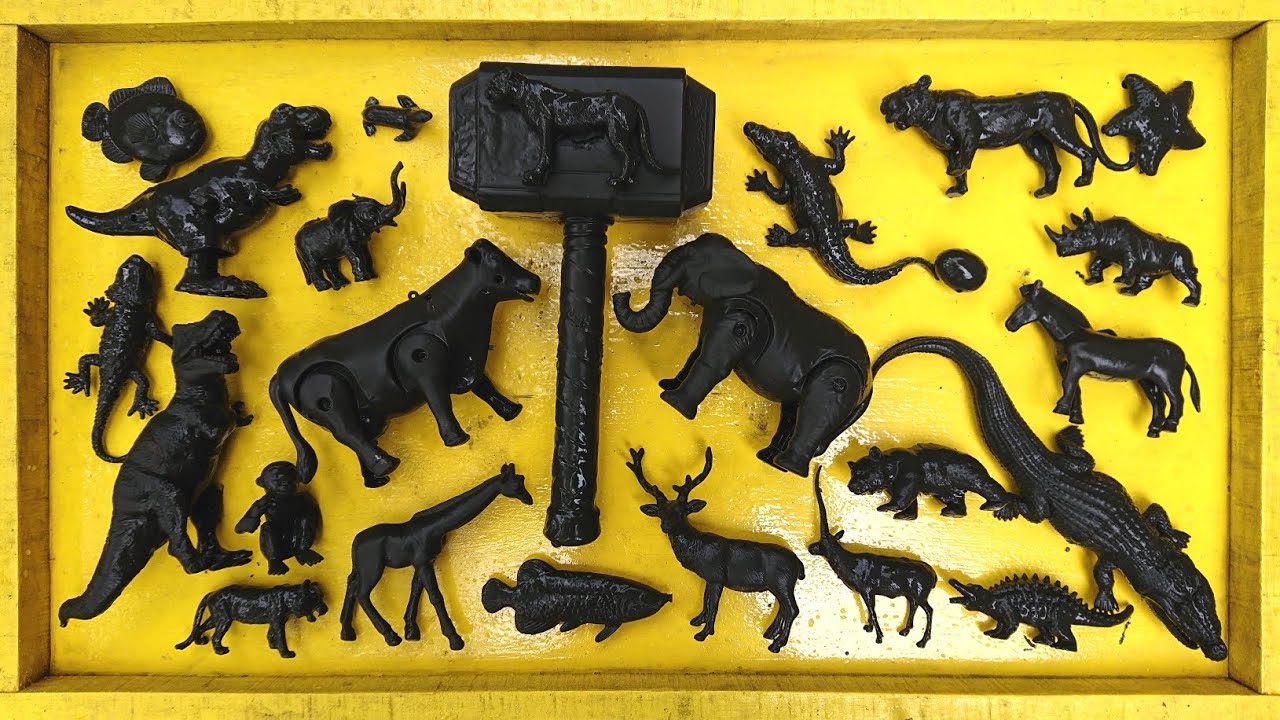 Membersihkan mainan hewan buaya, sapi, gajah, ayam, bebek, angsa, kuda, kerbau, rusa, ikan, badak