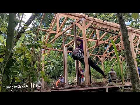 Video: Rumah pedesaan dari kayu: proyek dan konstruksi