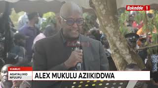 Munnabitone Alex Mukulu aziikiddwa. Bamukubidde emizinga musanvu