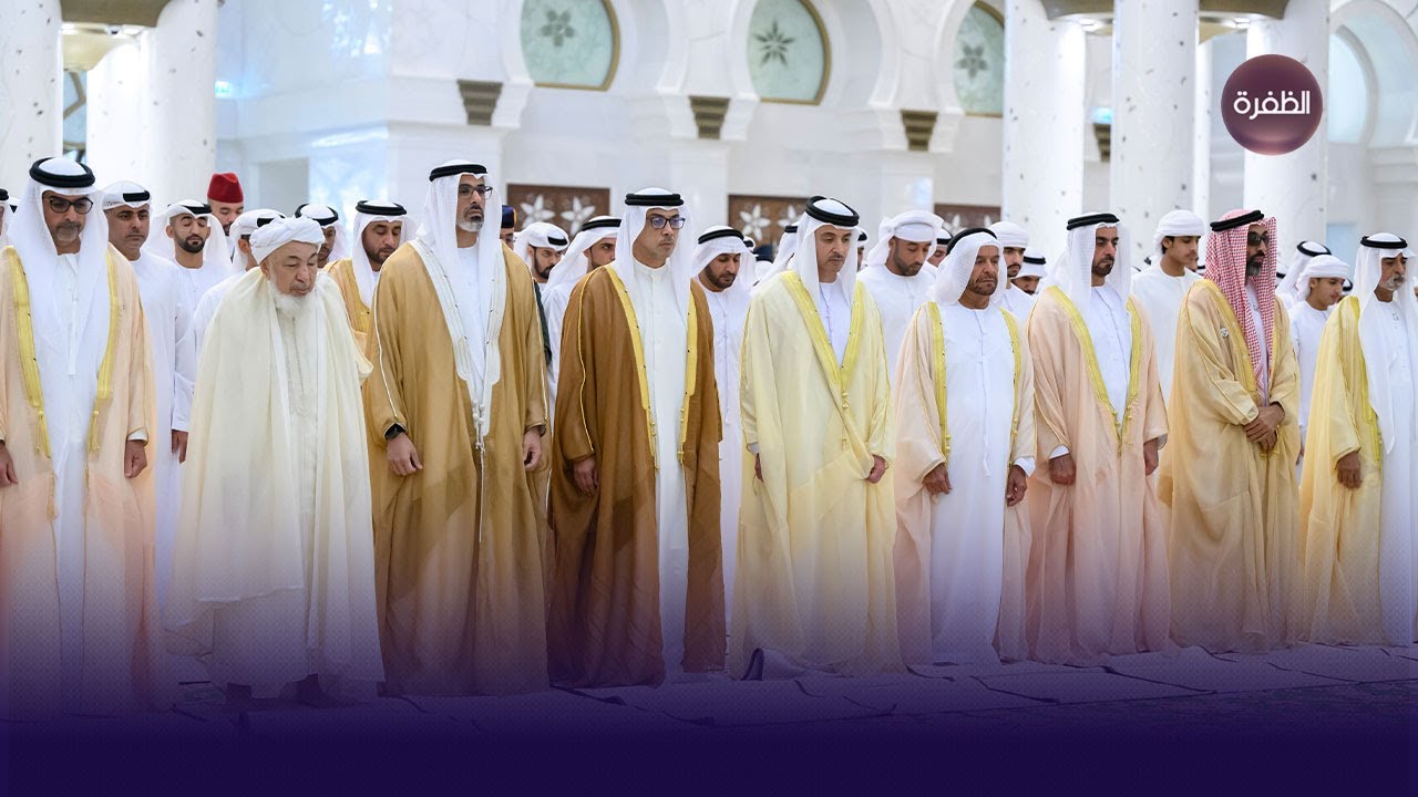 الشيوخ يؤدون صلاة عيد الفطر في جامع الشيخ زايد