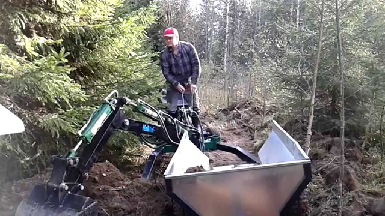 Loading gravel on ATV backhoe, soran lastausta Kellfri kaivurilla