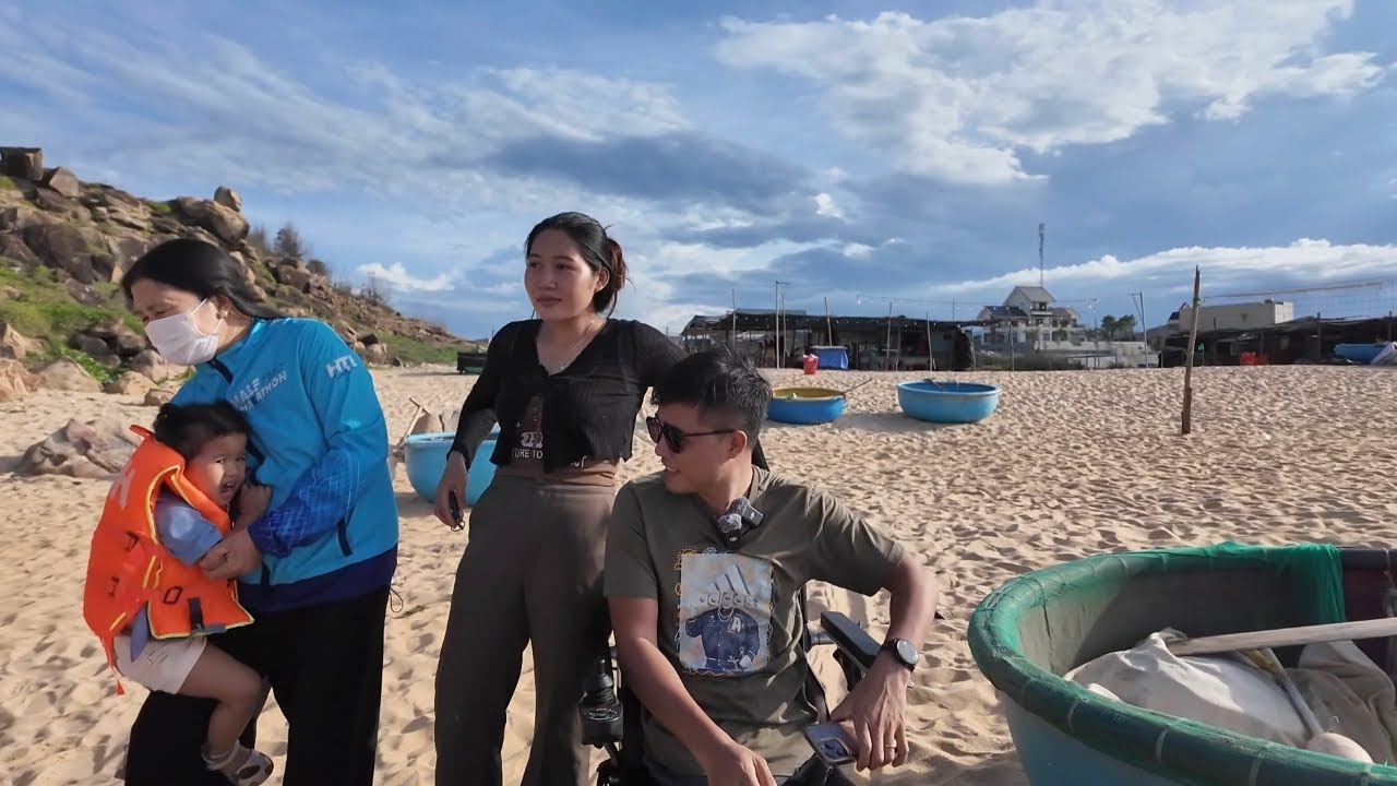 ĐI TẮM BIỂN Ở QUÊ - Hành trình vượt 700Km tự lái xe của Thương vào lại Sài Gòn.