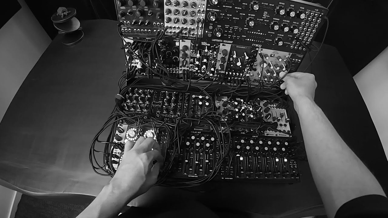 Improvised Techno (Modular Live) // 145 BPM // Moog Labyrinth + Vhikk X + Collide 4