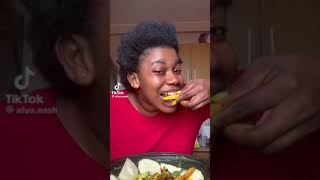 Herh Look At This Ghanaian🇬🇭 Fine Girl eating like that😂😂….this is too much ,check it out 😂