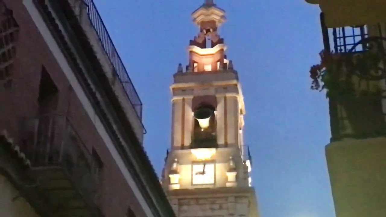 Volteo en Nules con campanario iluminado