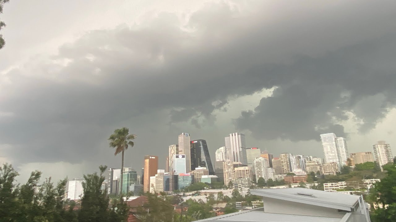 Shelf cloud rolling in with powerful gust front and strong winds - 3/11 ...