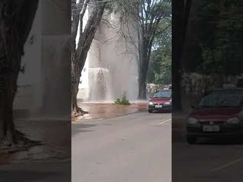 Tubulação se rompe e abre ‘chafariz’ em avenida de Maringá