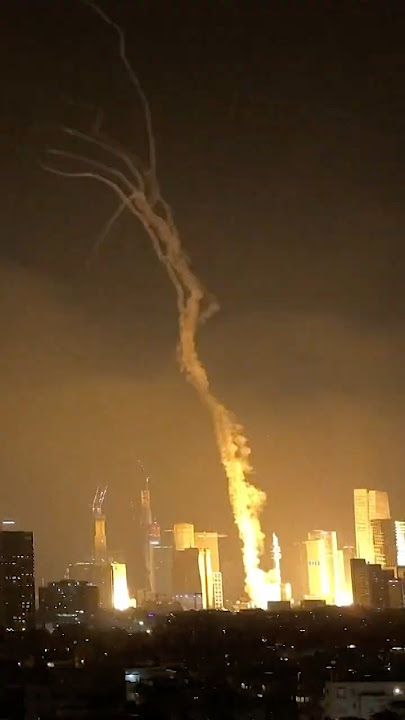 Tel Aviv Hit by Iranian Missiles in Retaliation for Israeli Attack