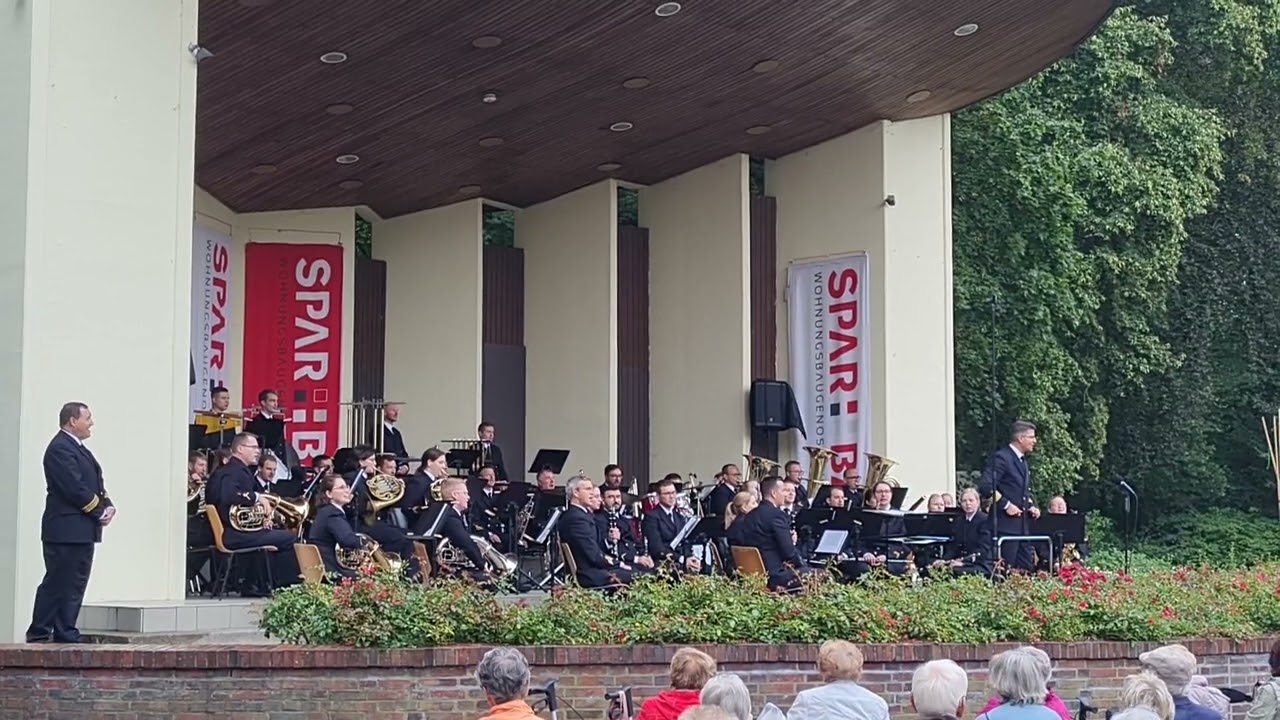 Marinemusikkorps Wilhelmshaven mit Kameraden auf See von Robert Küssel