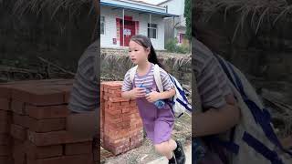 小男孩遇到危险,幸好小女孩路过看到,去把水换过来倒掉了,太棒了#传递正能量卢小齐·K99#劇情#生活#情感#shorts