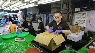 Hawking Seafood in the fish market 竹圍漁港 Fish port 海鮮叫賣