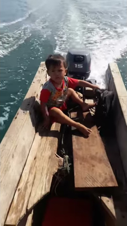 Anak kecil usianya 3thn bawa perahu😁😁