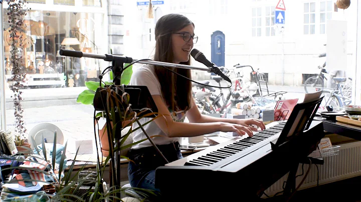 Mari Weis | A Sunday-Vous