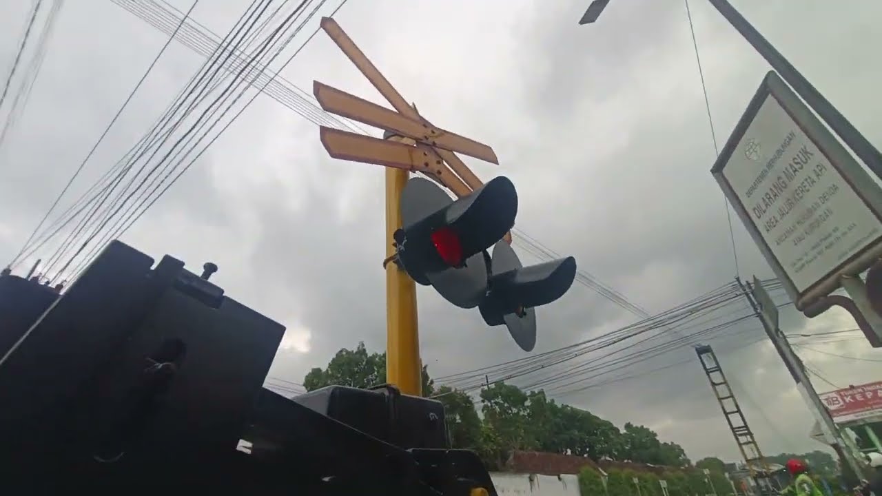 2 Kereta api dan perlintasan kereta api kepajen